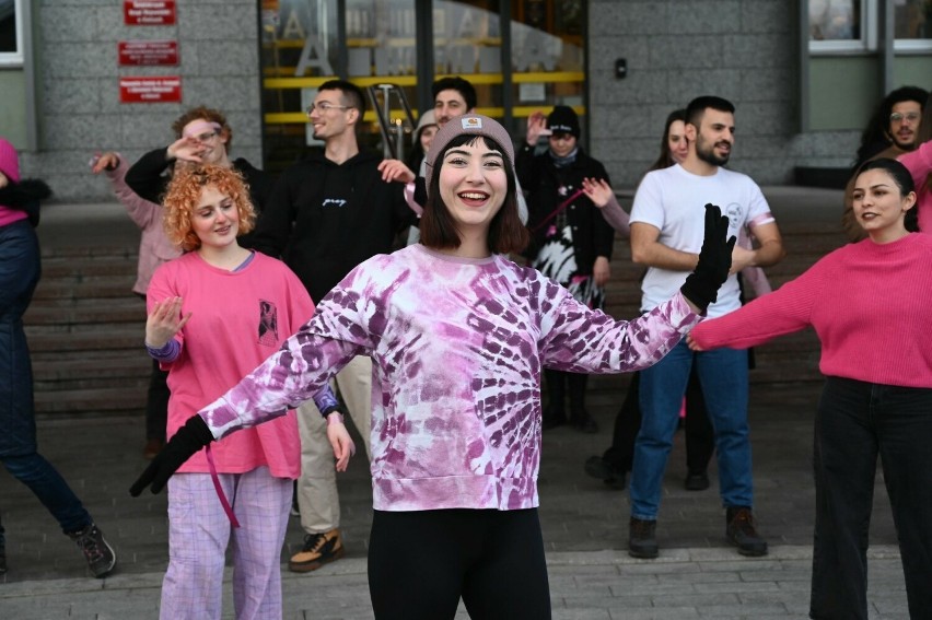 One Blion Rising przed Świętokrzyskim Urzędem Wojewódzkim. Kilkadziesiąt osób tańczyło uświadamiając problem przemocy. Zobacz zdjęcia
