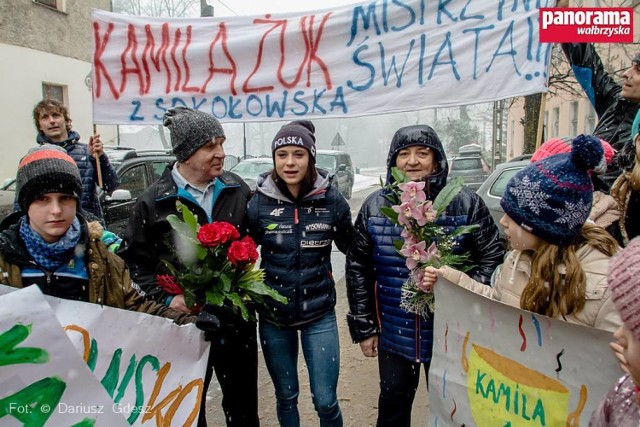 Mieszkańcy Sokołowska po królewsku powitali Kamilę Żuk, dwukrotną mistrzynię i wicemistrzynię świata juniorów w biathlonie. Zawodniczka nie kryła wzruszenia ciepłym przyjęciem w rodzinnej miejscowości