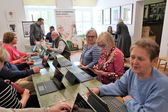 Seniorzy z Łęczyckiego Uniwersytetu Trzeciego Wieku otrzymali 25 tabletów i zostali przeszkoleni z ich obsługi.