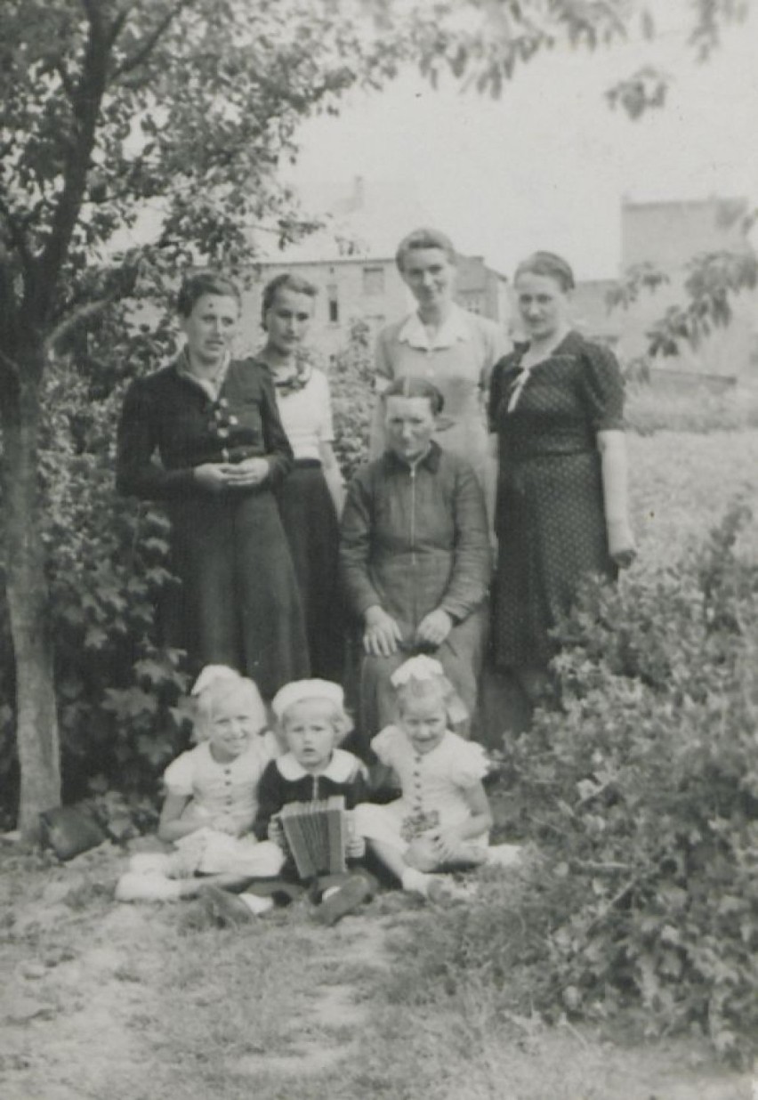 Wiktoria Laksander z córkami Marią, Stanisławą, Józefą i...
