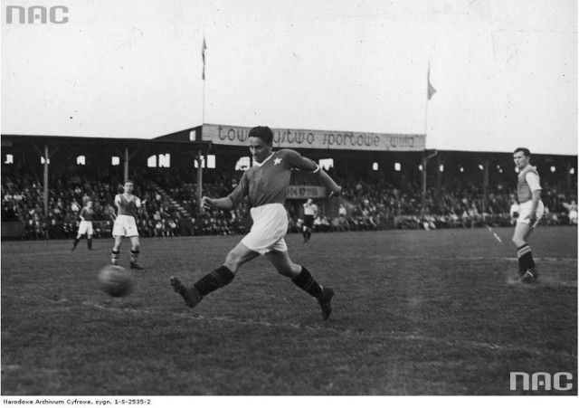 Mecz piłki nożnej Wisła Kraków - Warszawianka na stadionie Wisły Kraków w Krakowie (1939)

Fragment meczu, piłkarz Wisły strzela na bramkę Warszawianki.