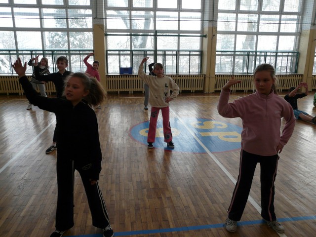 Uczniowie SP nr 9 w Tarnowie na lekcjach wychowania fizycznego ćwiczą w swetrach