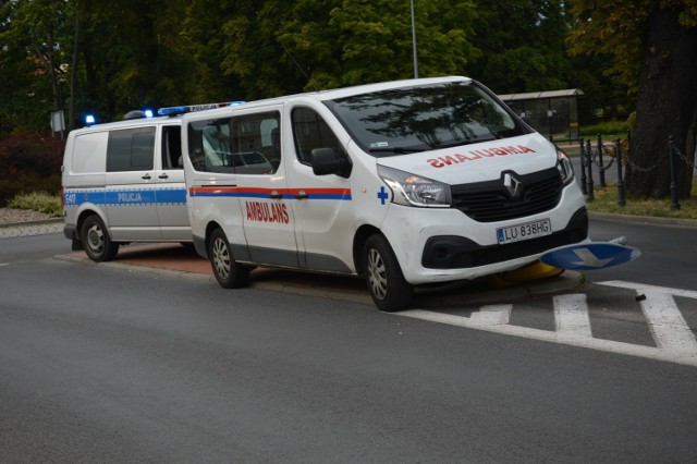 41-letni, pijany kierowca ambulansu staranował znak drogowy przy zjeździe z ronda.