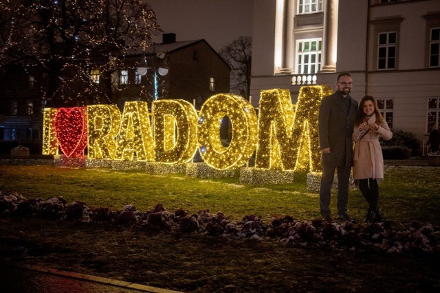 Ulice Radomia rozświetliły w poniedziałek iluminacje świąteczne. W centrum miasta i nie tylko pojawiły się nowe dekoracje. Są też miejsca gdzie można sobie zrobić zdjęcia w świątecznym nastroju. Dobry przykład dały władze miasta. Wiceprezydent Radomia Mateusz Tyczyński z narzeczoną wrzucili na Facebooka świąteczne zdjęcie.



Nowe zdjęcia iluminacji Radomia na święta Bożego Narodzenia roku 2021 zobaczcie na kolejnych slajdach.

Pierwsze zdjęcia iluminacji w Radomiu prezentowaliśmy już w poniedziałek 