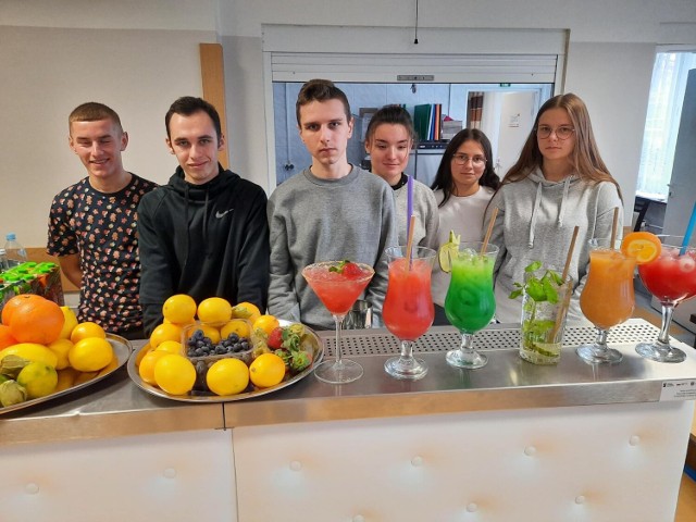 Kurs barmański dla uczniów Zespołu Szkół numer 1 imienia "Konarskiego" w Jędrzejowie. Młodzież zaserwowała pyszne drinki.