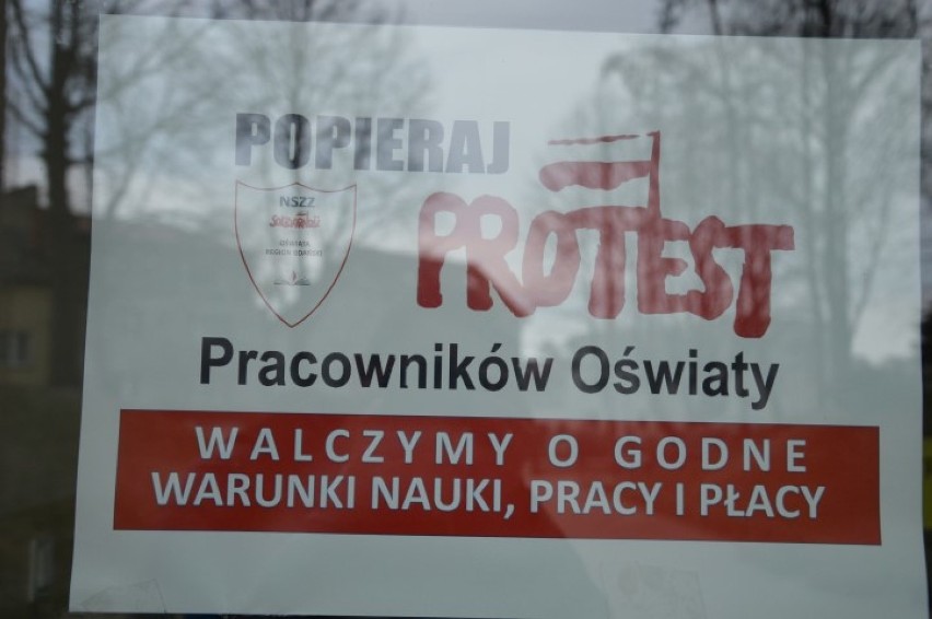 Strajk nauczycieli 2019: powiat wejherowski. Zdecydowana większość uczniów pozostała w domach [ZDJĘCIA]