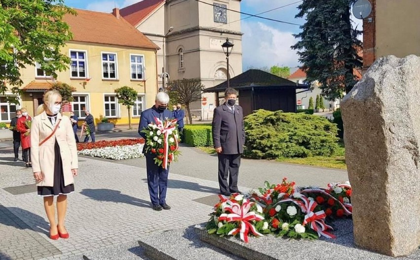 Złożenie kwiatów pod pomnikiem z okazji Święta Konstytucji 3 Maja w powiecie wolsztyńskim