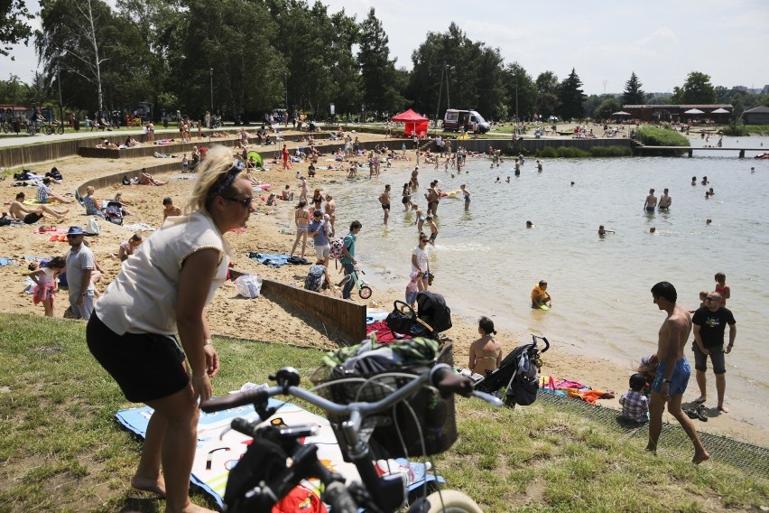 Kąpielisko nad Bagrami już otwarte. Tłumy ludzi wypoczywają nad wodą [ZDJĘCIA]