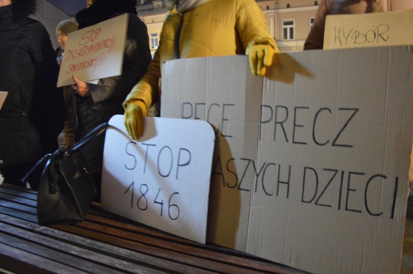 Protest mieszkańców Zduńskiej Woli w sprawie szczepień...