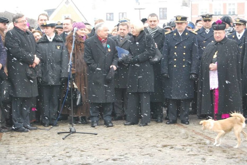 Wizyta Lecha Kaczyńskiego w Pucku podczas obchodów 90. rocznicy Zaślubin Polski z morzem