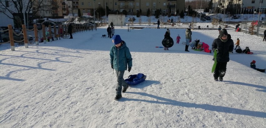 Górka saneczkowa przy Cichej w Pruszczu przyciąga wielu młodych pruszczan na zimową zabawę |ZDJĘCIA