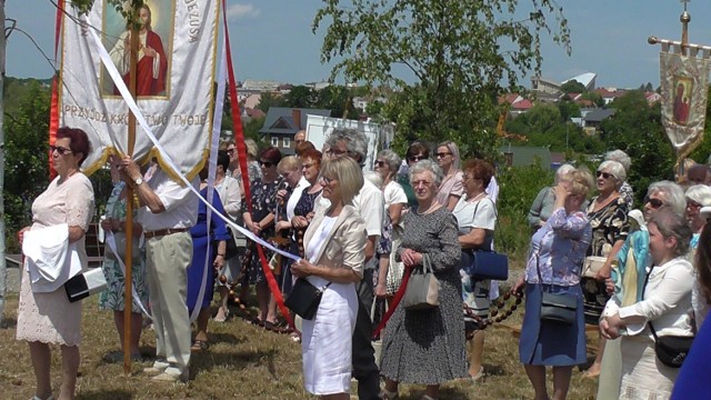 W Staszowie mieszkańcy wzięli udział w procesji Bożego Ciała,  która wyruszyła z kościoła świętej Barbary. Wraz z parafianami szła Orkiestra Dęta Grupy Azoty Siarkopol. Więcej na kolejnych zdjęciach.