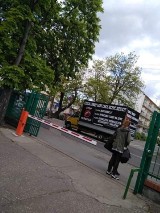 Samochód oklejony hasłami łączącymi środowiska LGBT z pedofilią w Bydgoszczy