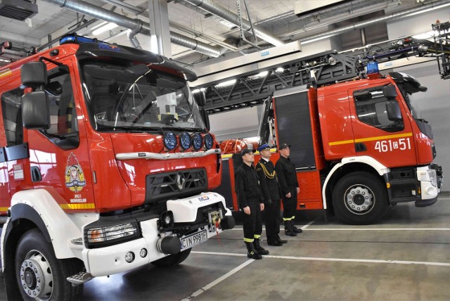 Inowrocławscy strażacy wzbogacili się o nowe pojazdy pożarniczo-ratownicze. W piatek, 27 stycznia, dokonano ich oficjalnego przekazania