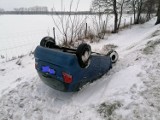 Samochód wylądował w rowie i dachował. Groźnie w Maciejewie w gminie Braniewo. Interweniowali strażacy