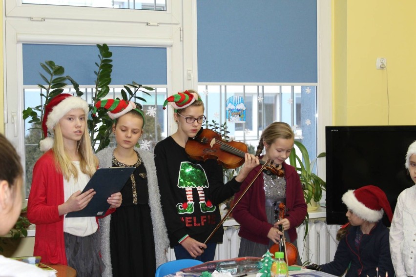 Uczniowie Szkoły Podstawowej nr 11 w Inowrocławiu z charytatywną wizytą w szpitalu [zdjęcia]