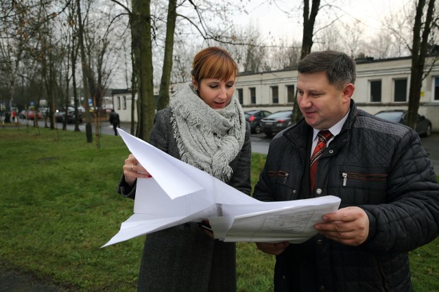 Budżet obywatelski dla woj. łódzkiego: oto zwycięskie projekty z Piotrkowa i powiatu piotrkowskiego: park rehabilitacyjny przy SSW w Piotrkowie. 
Mariusz Staszek i Małgorzata Nurkowska, wicedyrektor szpitala ds. technicznych, na skwerze, na którym powstanie siłownia