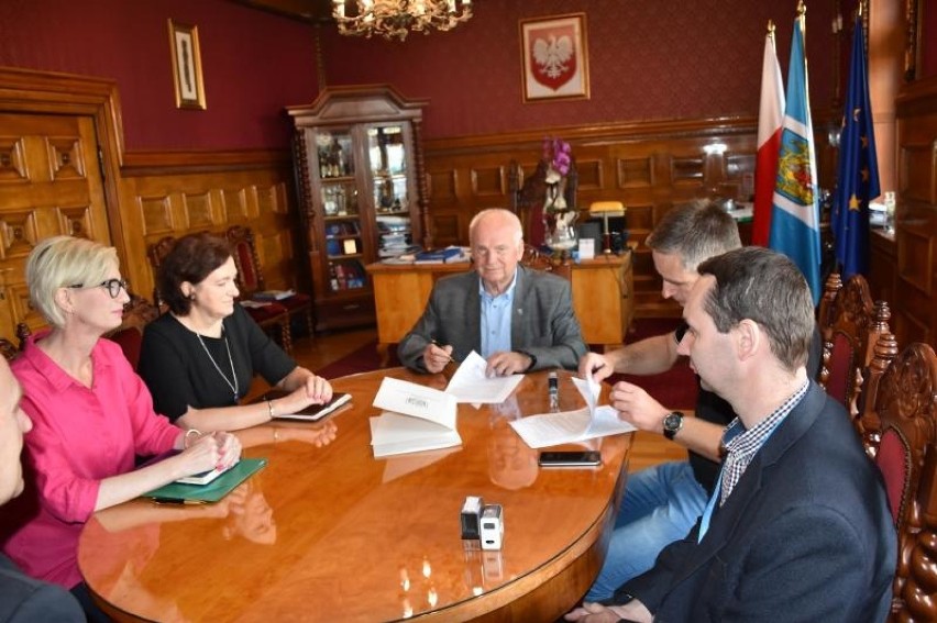 Grodzisk: podpisano umowy na remont ulicy Nowy Świat w Grodzisku i drogi w Słocinie