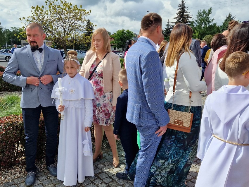 I Komunia Święta w parafii pw. Św. Królowej Jadwigi we Wrześni. Do sakramentu podeszła prawie setka dzieci [22.05.2022, FOTO]