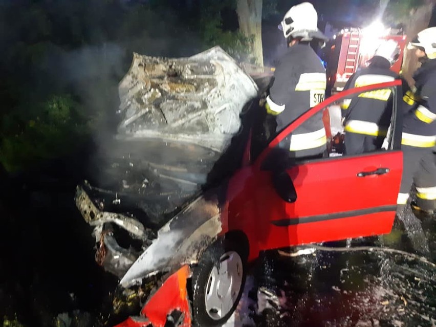 Wypadek w Szczepankach w gminie Łasin. Samochód uderzył w drzewo i się zapalił [zdjęcia]