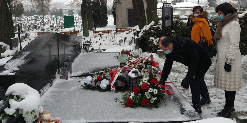 Uroczystość na cmentarzu w Brzeszczach. Uczcili pamięć ofiar Marszu Śmierci więźniów niemieckiego obozu Auschwitz-Birkenau [ZDJĘCIA]