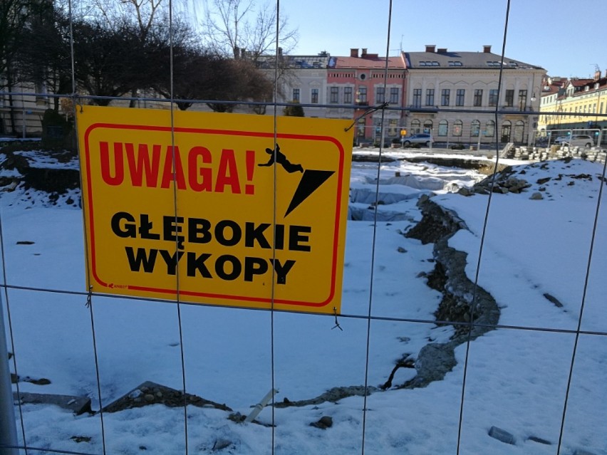 Nowy Sącz. Wojewódzki konserwator zabytków nakazał zasypać wykopaliska na rynku i odtworzyć nawierzchnię 