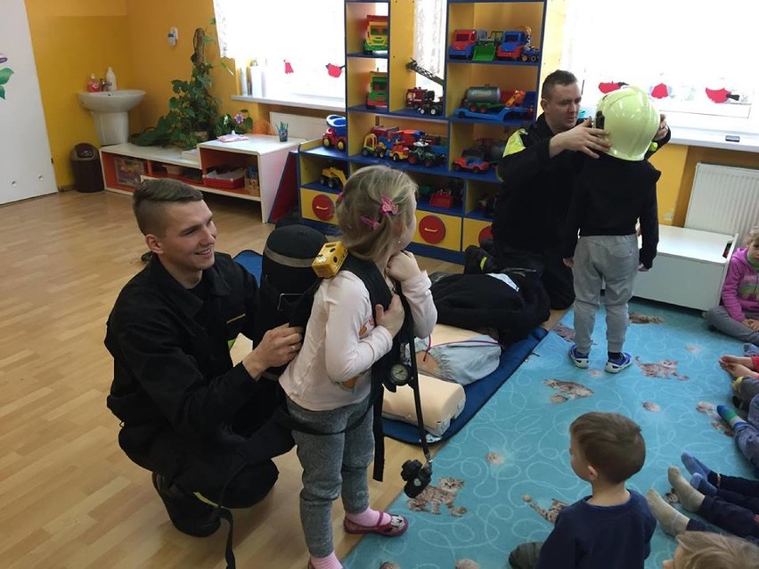 Strażacy ze Zbąszynia i Wolsztyna odwiedzili przedszkolaków w Belęcinie