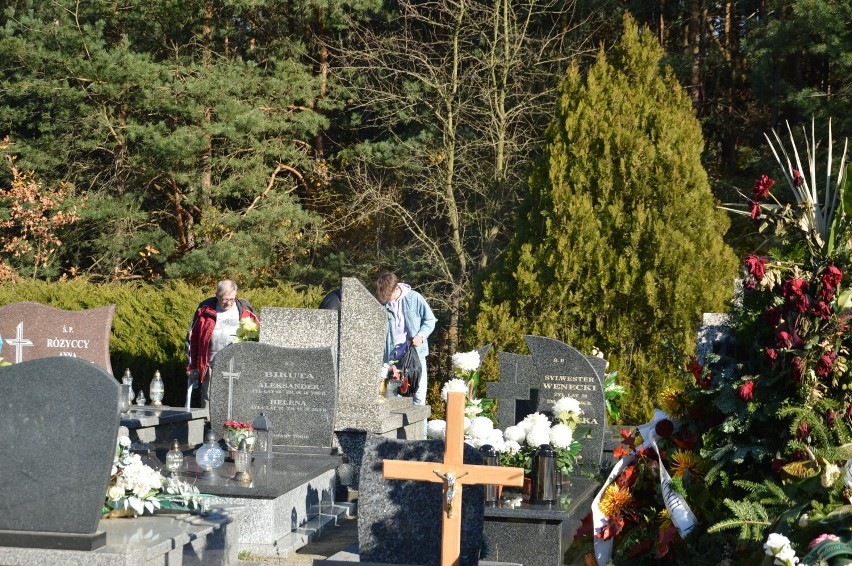 Trwają ostatnie prace porządkowe na cmentarzu na osiedlu Rawka w Skierniewicach