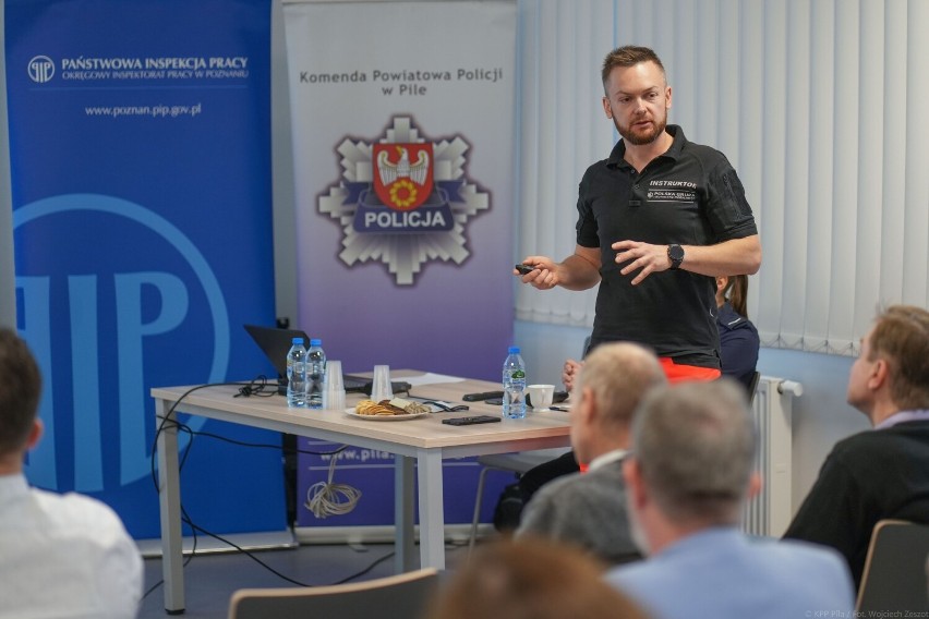 Jak bezpiecznie pracować na budowie oraz na wysokościach - konferencja w Komendzie Powiatowej Policji Pile [ZDJĘCIA]