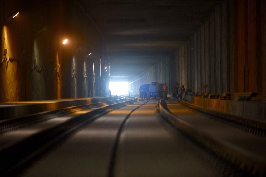Tunel biegnący od ul. Niciarnianej do Dworca Łódź Fabryczna jest w 90 procentach gotowy