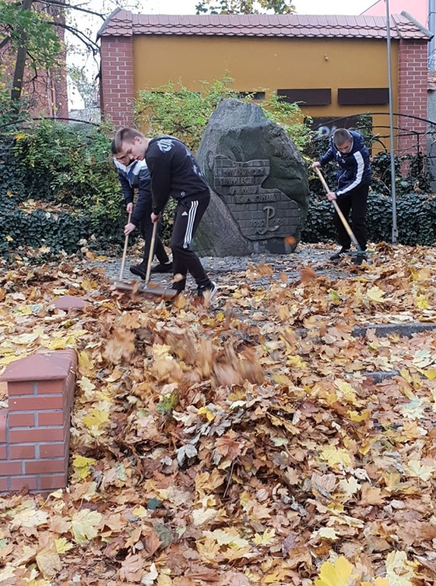 Malbork. Wychowankowie MOW porządkują miejsca pamięci nie tylko w ramach akcji "Szkoła pamięta"