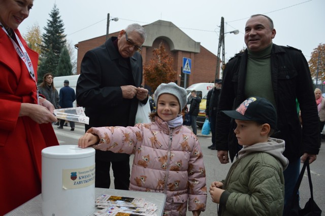 Rekordowa 35. kwesta w Piotrkowie na ratowanie zabytkowych nagrobków 2022. Ile pieniędzy zebrano?