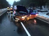 Zderzenie trzech samochodów w lesie koło miejscowości Rodaki