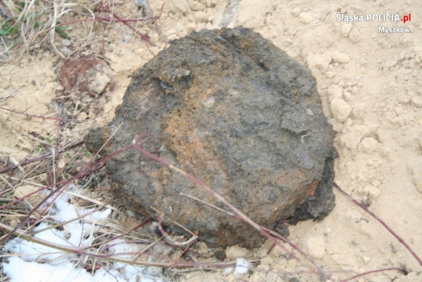 Jaworznik: Znaleziono minę przeciwpancerną i dwa niewybuchy. Policja zabezpieczała teren [ZDJĘCIA]
