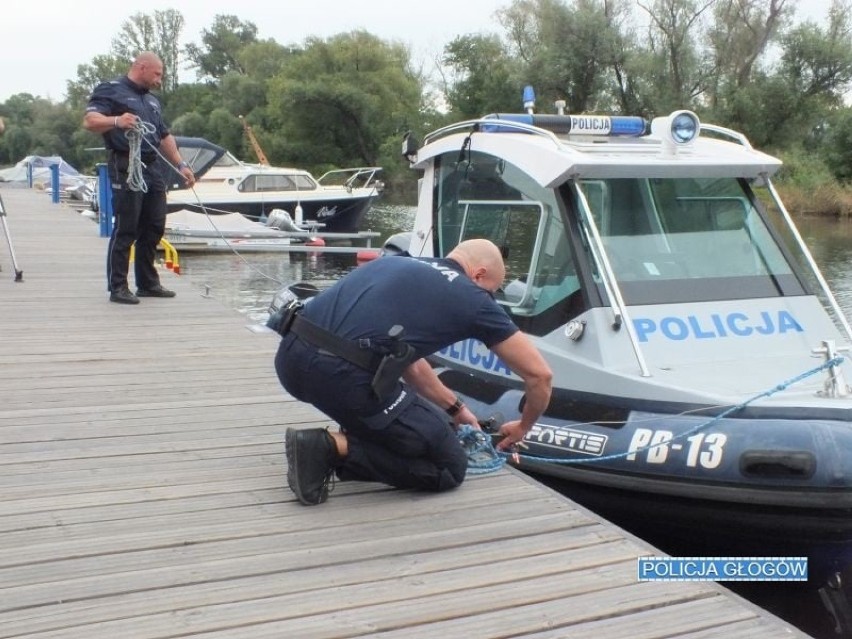 Głogów: Policyjny patrol wodny na Odrze. Funkcjonariusze na motorówce kontrolują odcinek rzeki od Leszkowic do Bytomia Odrzańskiego