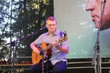 Gitara, głos i wielki talent. Marcin Gąbka ze Stryszewa śpiewa Wysockiego i Kaczmarskiego