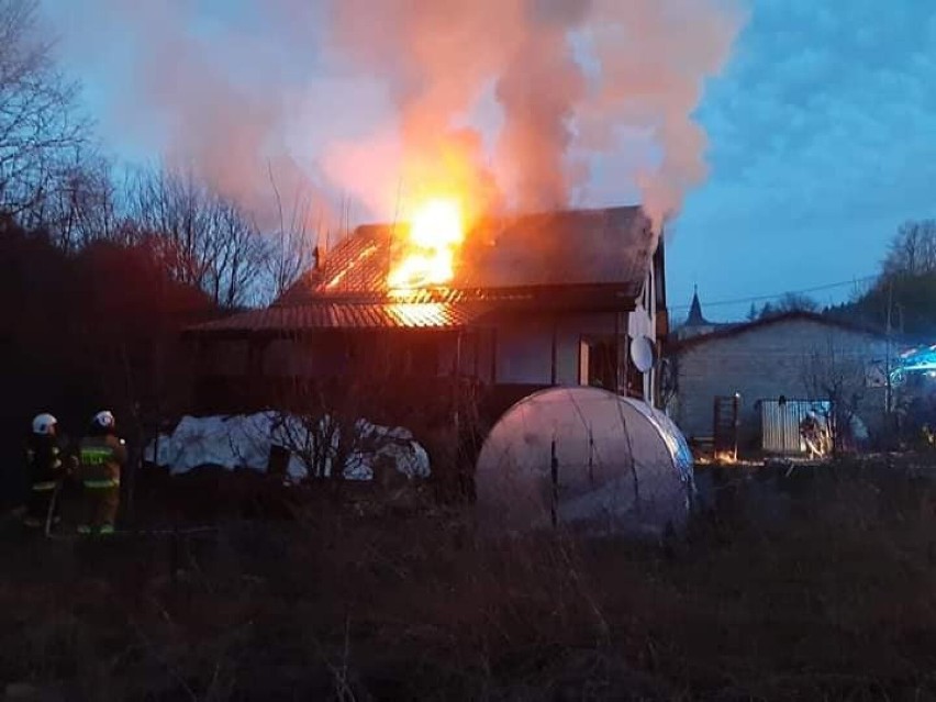 Pożar domu jednorodzinnego w Droszkowie. W akcji gaśniczej wzięło udział 12 zastępów straży pożarnej  