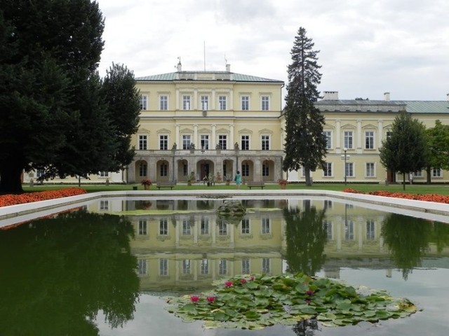 Do najokazalszych zabytk&oacute;w należy pałac Czartoryskich, pierwotnie wybudowany przez Lubomirskich w stylu barokowym. Czartoryscy nadali mu charakter klasycystyczny. Fot. Krzysztof Krzak