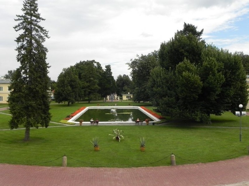 Widok na ogród z tarasu pałacu. Fot. Krzysztof Krzak