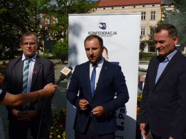 Kandydaci Konfederacji, od lewej: Marcin Budkiewicz, Patryk Marjan i Jacek Rak