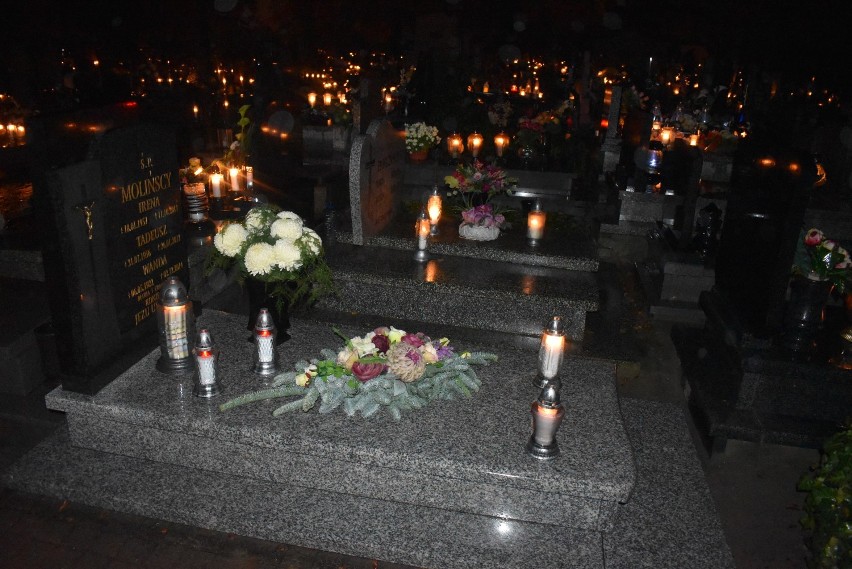 Cmentarz przy ulicy Kaliskiej w Pleszewie w piątkowy wieczór 30 października 2020 r.