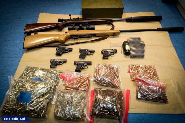 W garażach, szopach, gołębnikach przestępcy ukrywali blisko 100 sztuk broni i amunicję. Grupa działa w okolicy Radomia i Lublina.