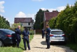 Przerażające odkrycie w jednym z domów w Gruszewni. Znaleziono zwłoki dwóch kobiet. Czy doszło do morderstwa?