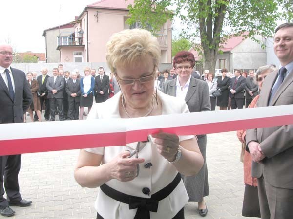 Przecięcia wstęgi dokonała m.in. kierownik SP ZOZ w Żarkach Małgorzata Jedrycha - Gorczyca