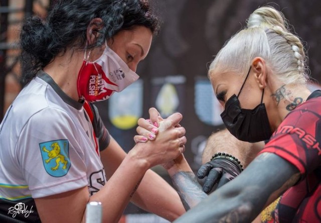 Barbara Surma od trzech lat trenuje armwrestling. Pasją zaraziła się od męża Adriana, który wraz z dziećmi wspiera mieszkankę Radlina 

Zobacz kolejne zdjęcia. Przesuwaj zdjęcia w prawo - naciśnij strzałkę lub przycisk NASTĘPNE