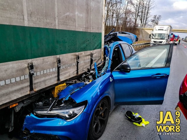 Z niewiadomych przyczyn kierujący Alfą najechał na tył naczepy poprzedzającego go pojazdu ciężarowego wskutek czego niebieski samochód osobowy dosłownie nabił się na kant naczepy.
Ku miłemu zdziwieniu wszystkich przybyłych na miejsce służb ratunkowych kierujący włoskim autem nie odniósł żadnych obrażeń prócz kilku niegroźnych otarć - informują strażacy z Jawor 998.