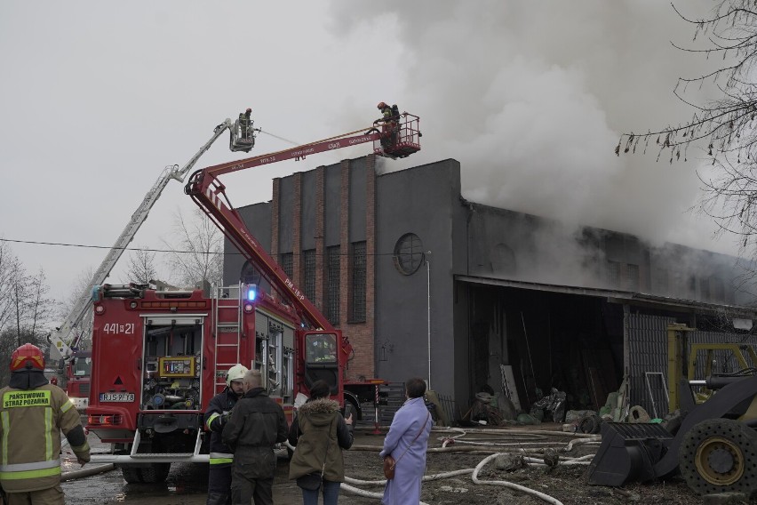 Blisko 100 strażaków walczy z pożarem hali produkcyjnej w Roztokach [ZDJĘCIA]
