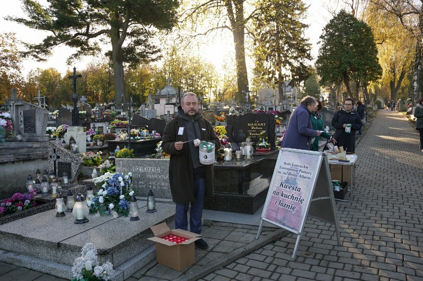 Kwesty na łańcuckim cmentarzu na odnowę zabytkowych nagrobków i na pomoc dla bezdomnych i ubogich