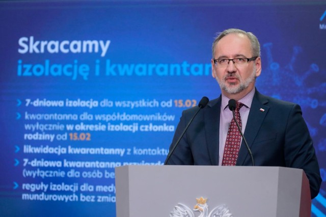 W czwartek wieczorem opublikowane zostało rozporządzenie ministra zdrowia zmieniające dotychczasowe wytyczne w sprawie chorób zakaźnych powodujących powstanie obowiązku hospitalizacji, izolacji lub izolacji w warunkach domowych oraz obowiązku kwarantanny lub nadzoru epidemiologicznego. Na jego mocy przede wszystkim zmienią się zasady kwarantanny i izolacji osób zakażonych koronawirusem. To początek działań resortu zdrowia mających na celu luzowanie obostrzeń wprowadzonych z powodu pandemii COVID-19. Sprawdź, co i od kiedy się zmieni.

Przejdź dalej -->