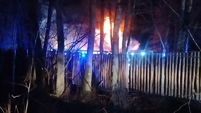 Dziesięć zastępów straży pożarnej gasiło pożar budynku...